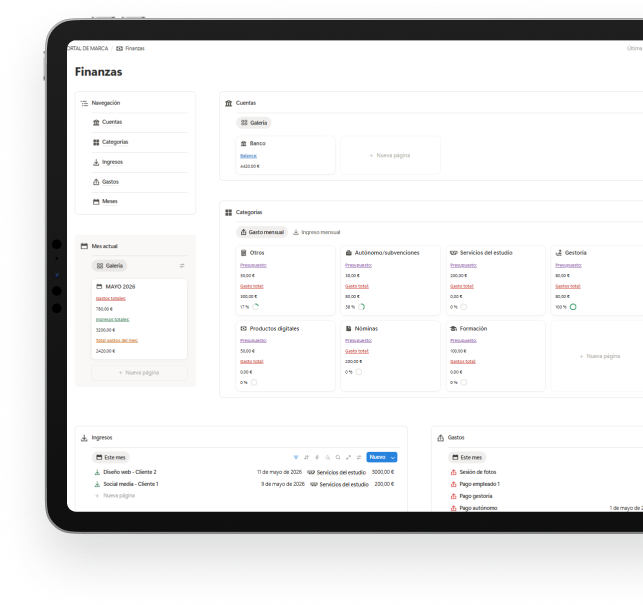 Panel de finanzas en Notion mostrado en una tablet, con gestión de cuentas bancarias, control de ingresos y gastos, seguimiento mensual y registros financieros organizados en tarjetas y tablas.